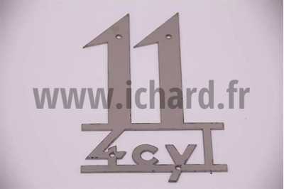 Monogramme 11cv 4 cylindres chromé sur aile Citroen Traction